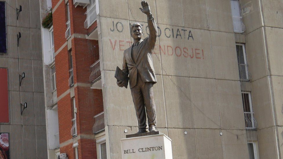 Take Pictures Near Bill Clinton Statue